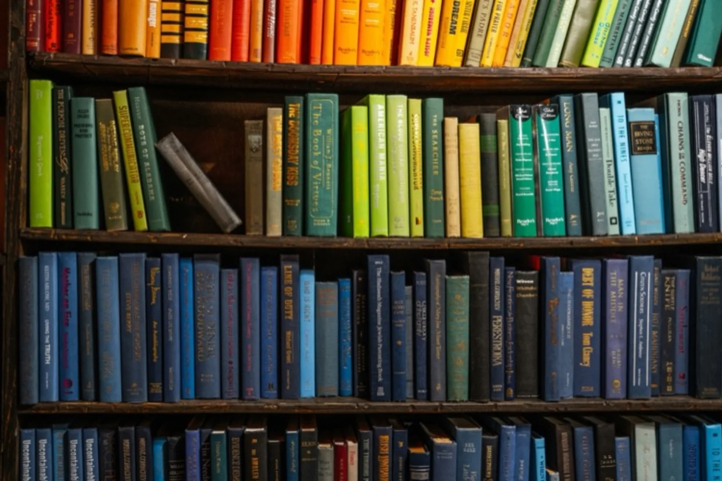Bibliothèque de livres colorés symbolisant le savoir partagé sur TalentTrade
